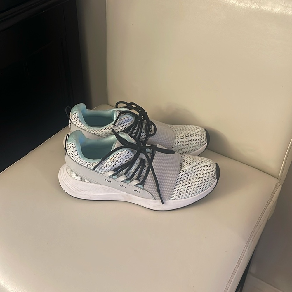 Women’s sneakers, Under Armour, excellent condition
